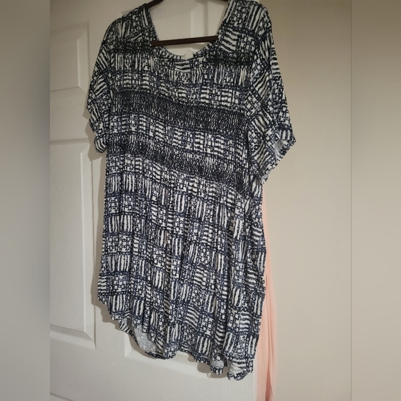 Assorted Ladies size 3X tops - Picture 9 of 13